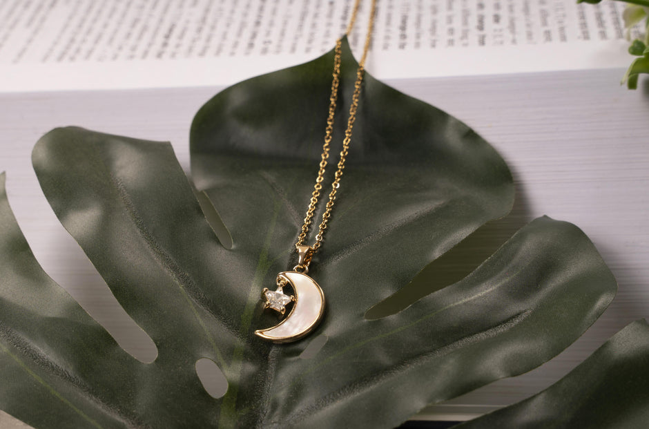 Fly me to the moon Necklace